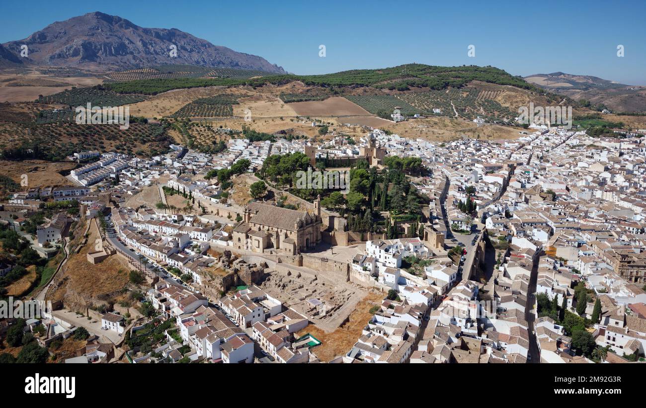 Vista aerea del drone della città di Antequera in Spagna. Viaggio turistico in Spagna. Interesse storico e patrimonio dell'umanità dell'UNESCO. Foto Stock
