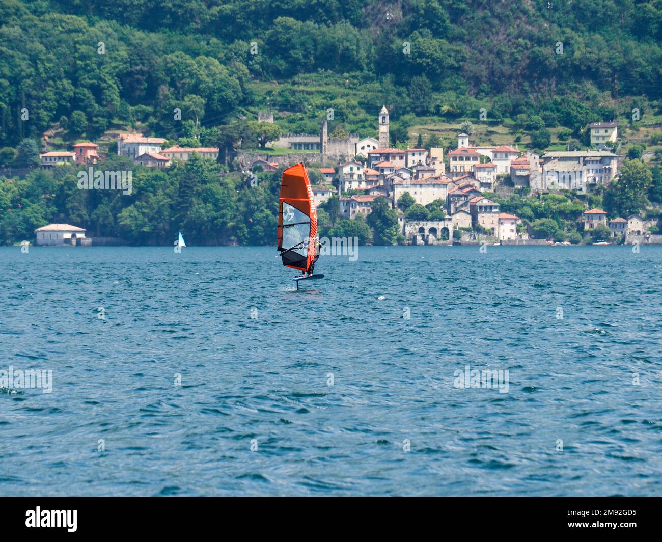 Cremia, Italia - 27 maggio 2018: Idrovolante, windsurf e kitesurf nella località sul lago di Como Foto Stock