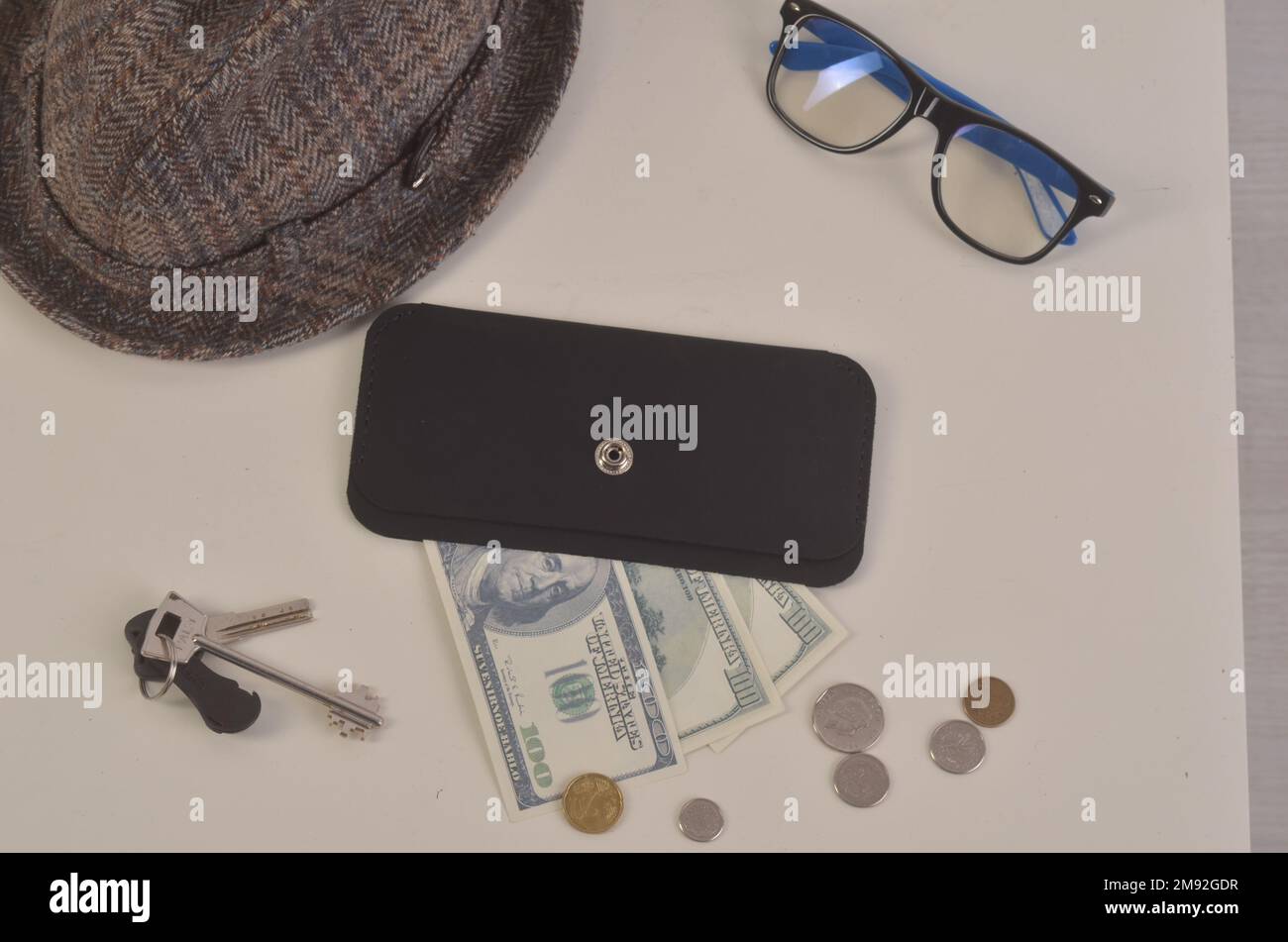Cappello di gap di laurea su euro e dollari USA banconote denaro, Education tassa di studio apprendimento insegnare concetto. Foto di alta qualità Foto Stock