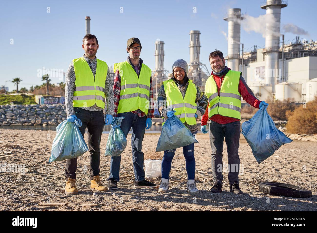 Gruppo ritratto di volontari per la pulizia dei rifiuti in natura. Foto Stock