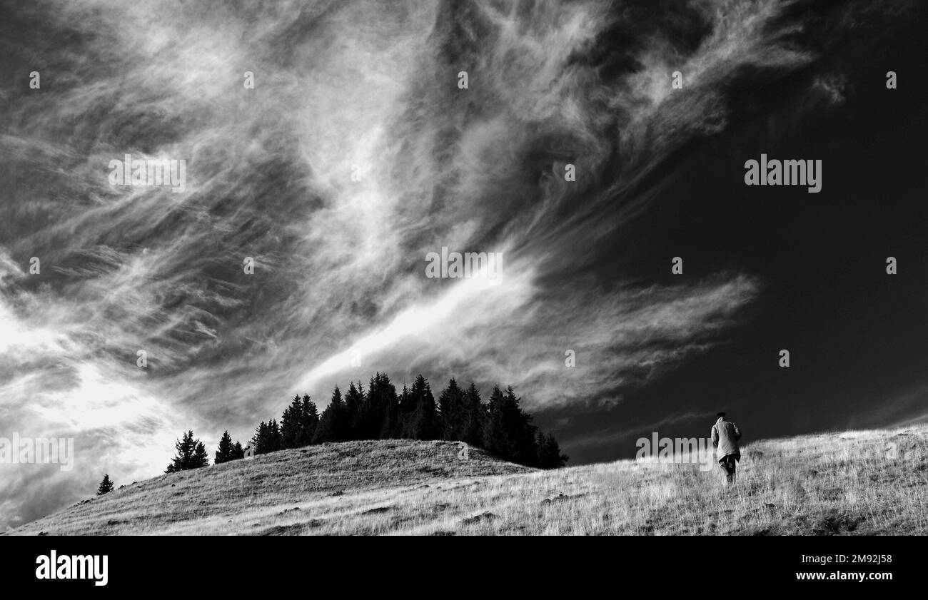 Nuvole di cielo drammatiche sulle montagne dei Carpazi Foto Stock