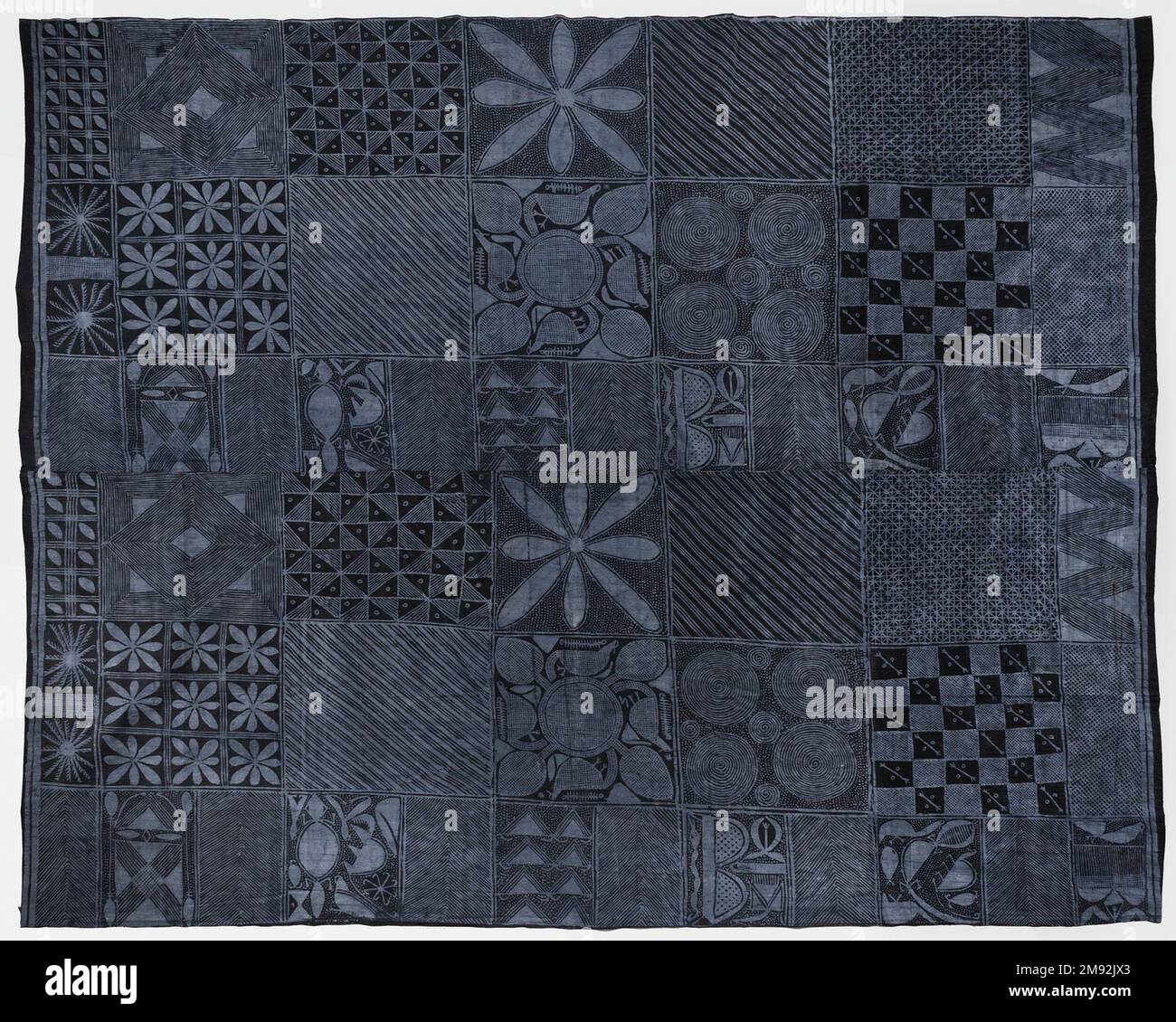 Woman's wrapper (àdìrẹ ẹlé̩kọ) Yorùbá , marchio sconosciuto del produttore. Woman's wrapper (àdìrẹ ẹlé̩kọ), 20th ° secolo. Panno di cotone commerciale, colorante Indigo sintetico, 68 5/8 x 78 x 1/16 poll. (174,3 x 198,1 x 0,1 cm). Àdìrẹ è un tessuto di Yorùbá i cui disegni sono realizzati mediante tintura di resist. La tecnica di àdìrẹ utilizzata per produrre questo involucro è àdìrẹ ẹlé̩kọ, in cui artisti femminili dipingono pasta di farina di manioca su tessuto, impedendo a certe aree di imbibire in colorante indaco blu. Il nome di questo panno è Olókun, identificabile in parte dal motivo di uno “sgabello” circolare circondato da “foglie”. Come dea del mare, Olókun Foto Stock