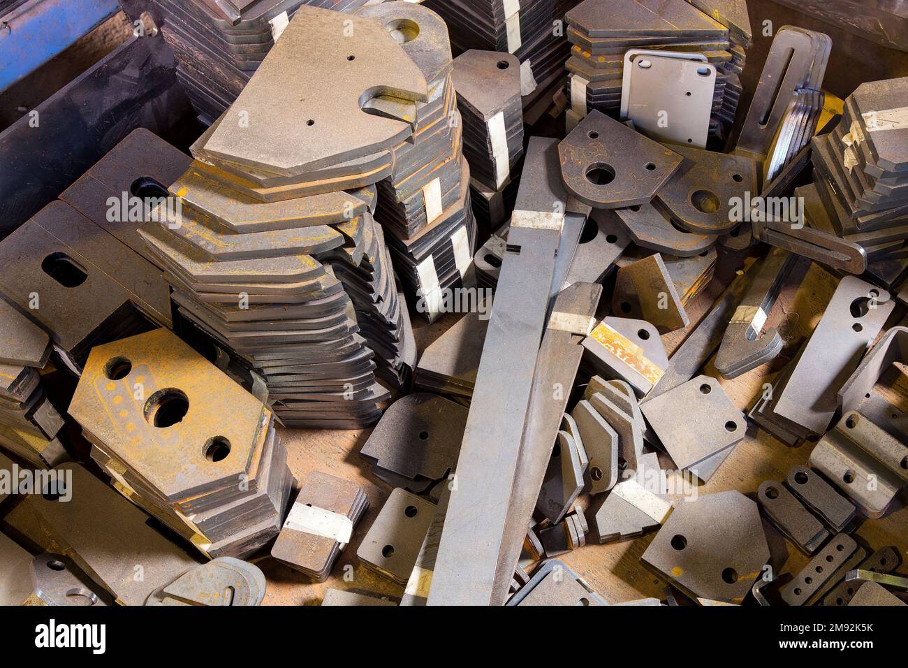 Pezzi metallici tagliati con una macchina laser CNC. Foto Stock