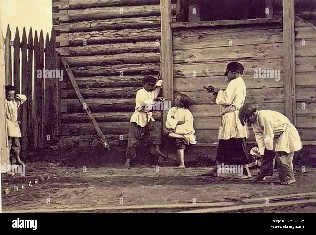 Bambini (probablly russo) che giocano un gioco di soldi ca. prima del 1917 Foto Stock