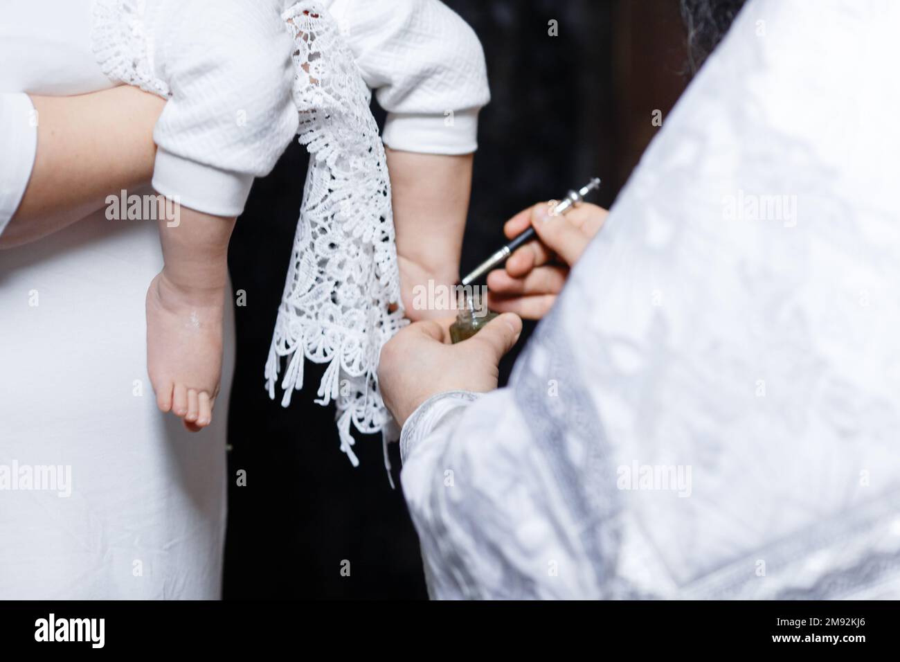 Abito da battesimo e scarpe da bambino bianche immagini e