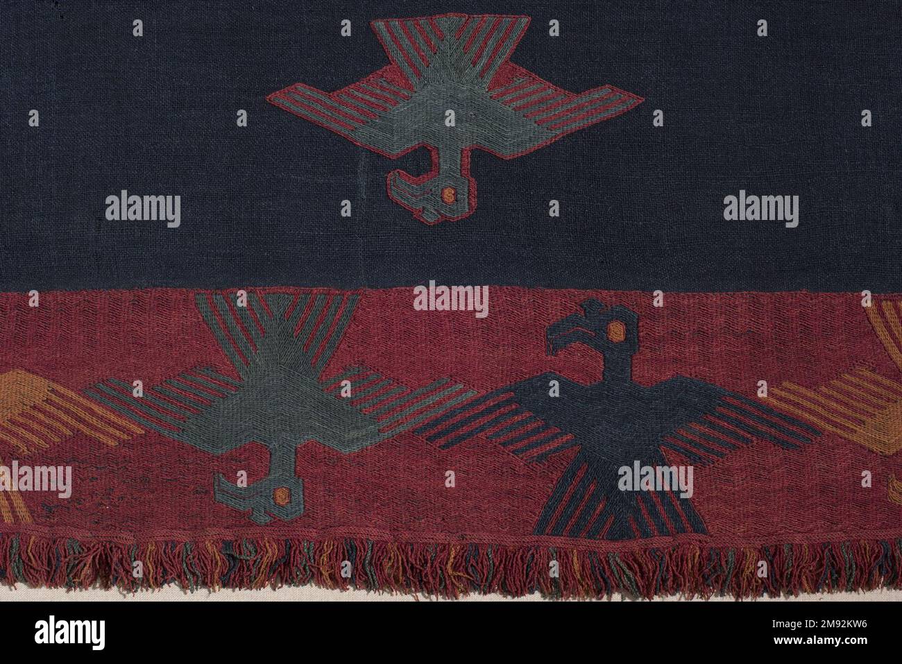 Mantello Nasca. Mantle, 0-100 C.E. Fibra camelide, 108 11/16 x 50 13/16 poll. (276,1 x 129,1 cm). Arts of the Americas 0-100 C.E. Foto Stock