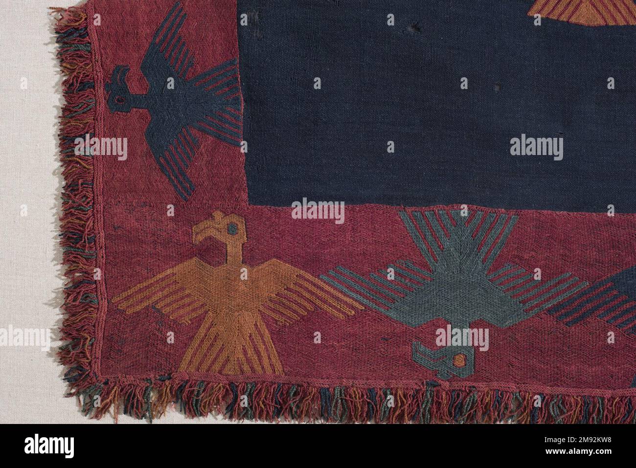 Mantello Nasca. Mantle, 0-100 C.E. Fibra camelide, 108 11/16 x 50 13/16 poll. (276,1 x 129,1 cm). Arts of the Americas 0-100 C.E. Foto Stock