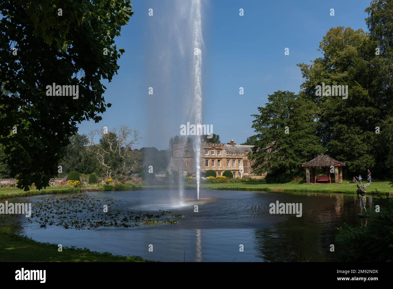 Chard.Somerset.United Kingdom.September 4th 2021.The fontana centenario sta spruzzando acqua nell'aria nel laghetto della Sirenetta a Forde Abbey in Somerset Foto Stock