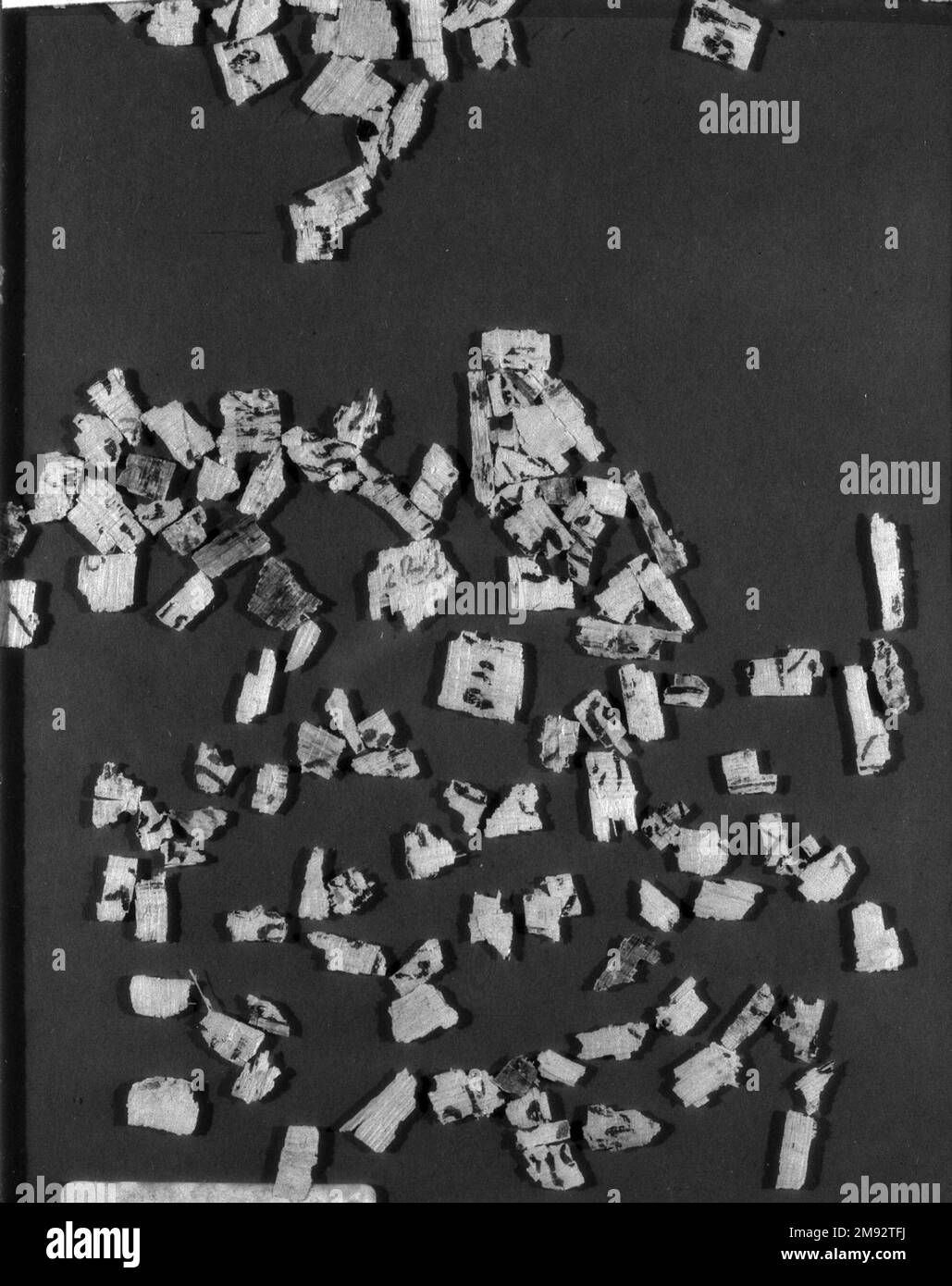 Otto gruppi di frammenti di Papiro inscritti in Demotico e Greco otto gruppi di frammenti di Papiro inscritti in Demotico e Greco, 664 a.C. Papiro, inchiostro, 47,218,17a-3: Frammento più grande: 2 9/16 x 1 9/16 pollici (6,5 x 4 cm). Egiziano, Classico, Antica Arte Near Eastern 664 a.C. Foto Stock