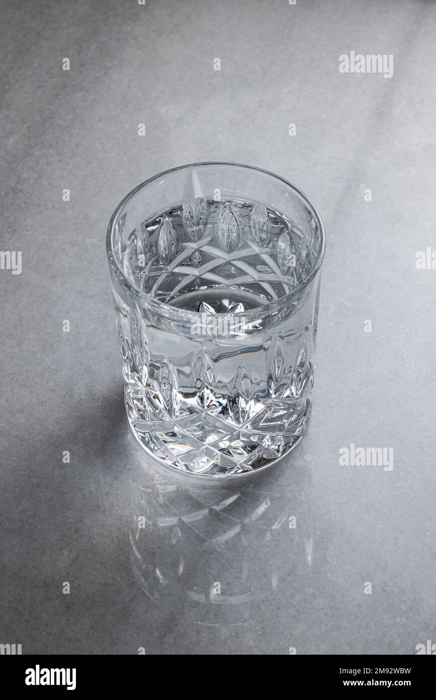 Bicchiere d'acqua su tavola di marmo Foto Stock