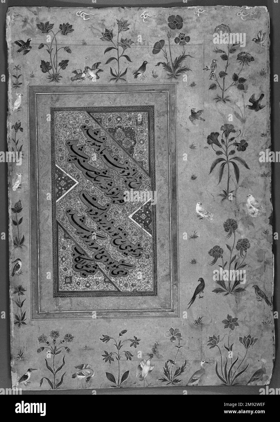 Esempio di calligrafia persiana da un album Mughal Ali Haravi. Esempio di calligrafia persiana da un album Mughal, 16th ° secolo; margini 17th ° secolo. Inchiostro, acquerello opaco e oro su carta, immagine: 7 13/16 x 3 14/16 pollici (19,8 x 9,7 cm). Ambientato su uno sfondo dorato, due coppie di poesie romantiche appaiono nell'elegante sceneggiatura nastaʿlīq. Il volto dell’amato, considerato il riflesso dell’amore divino, è opportunamente paragonato ad una luna luminosa e ammirato per la sua bellezza: “Il tuo volto è arrossito [e] è diventato [come] una luna luminosa; tu hai esaltato la tua statura [e] sei diventato l’invidia di t Foto Stock