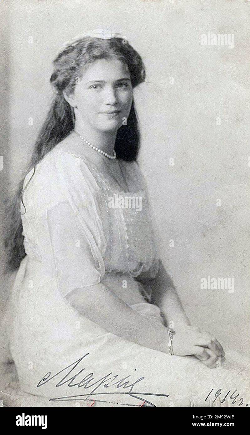 Granduchessa Maria. Tsarskoye Selo, 1914, sul retro della fotografia, c'è un'iscrizione con un saluto natalizio alla Granduchessa Elisabetta Mavrikievna: “Vi ringrazio sinceramente per la cartolina. Con tutto il cuore, cara zia, mi congratulo con voi e vi auguro tutto il meglio per il nuovo anno 1915. Ti bacio e ti abbraccio stretto." Maria Nikolaevna di Russia ca. 1914 Foto Stock