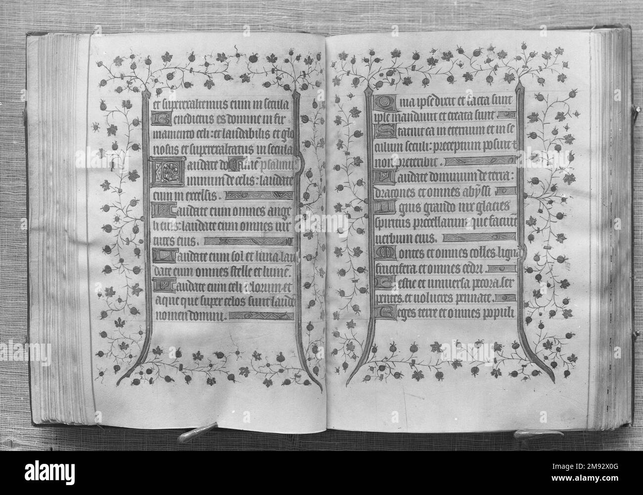 Horae Beatae Mariae Virginis Sconosciuto. Horae Beatae Mariae Virginis, ca. 1425-1460. Manoscritto in acquerello opaco e inchiostro dorato, libro: 8 x 5 3/4 x 2 3/8 cm (20,3 x 14,6 cm). Arte europea ca. 1425-1460 Foto Stock