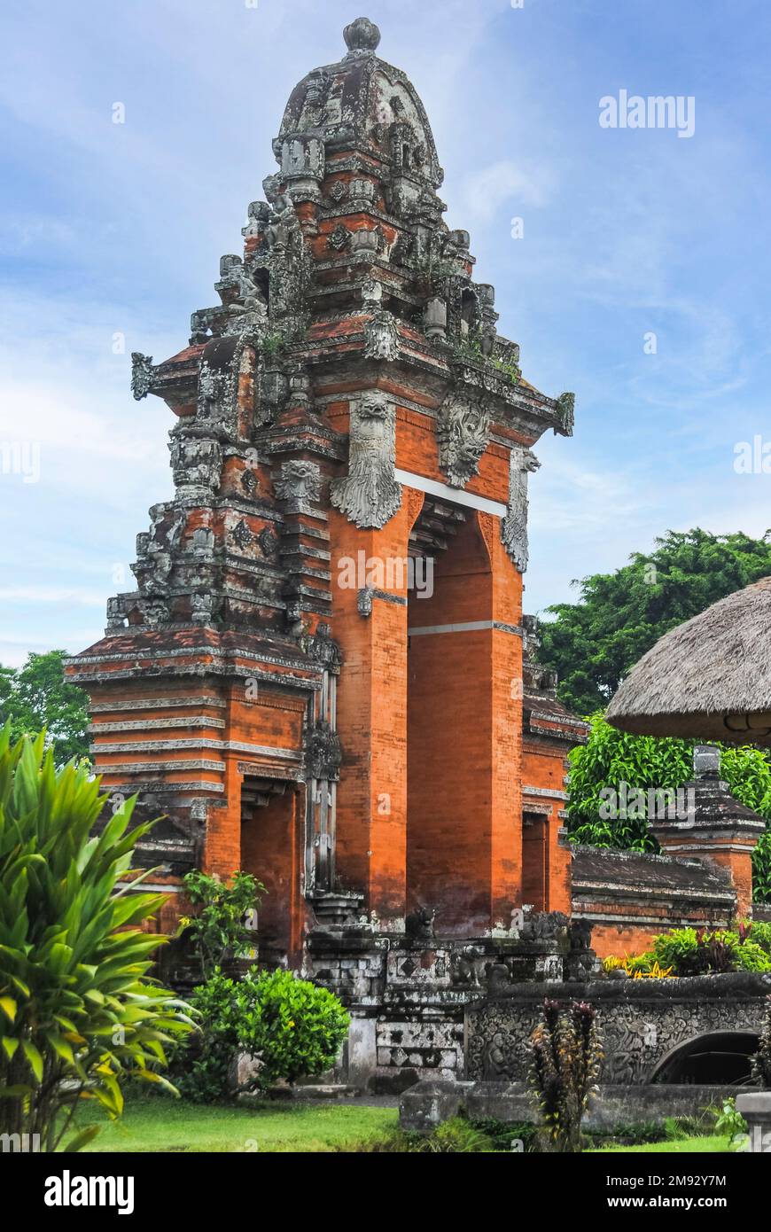 Pura Taman Ayun è un complesso di tempio balinese e giardino con caratteristiche acquatiche situato nel distretto di Mengwi a Badung Regency, Bali, Indonesia. Foto Stock