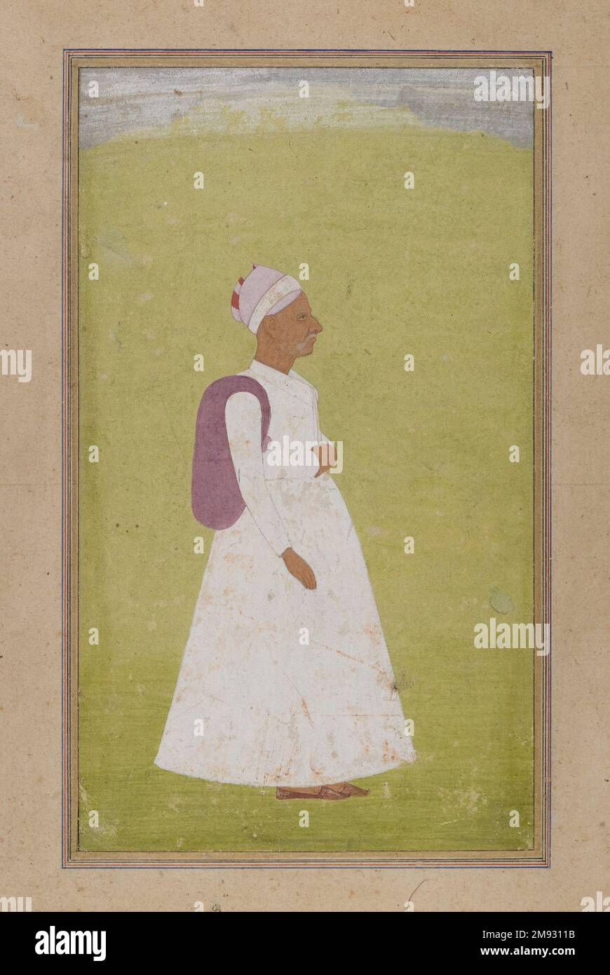 Un vecchio indiano. Un vecchio, ca. 1730. Acquerello opaco su carta, foglio: 9 3/8 x 5 7/16 pollici (23,8 x 13,8 cm). I ritratti indiani spesso raffigurano i loro soggetti che si trovano di profilo su uno sfondo semplice. In questo delicato ritratto un anziano non identificato indossa abiti relativamente umili: Gli mancano gioielli, una spada, o il telaio decorativo solitamente sporto dai cortigiani del periodo. L'enfasi del dipinto sembra essere sulla sensibile resa del suo volto ruggito e sull'insolito sacco viola che porta sopra una spalla. È probabile che questo uomo sia stato un artista onorato o. Foto Stock Un vecchio indiano. Un vecchio, ca. 1730. Acquerello opaco su carta, foglio: 9 3/8 x 5 7/16 pollici (23,8 x 13,8 cm). I ritratti indiani spesso raffigurano i loro soggetti che si trovano di profilo su uno sfondo semplice. In questo delicato ritratto un anziano non identificato indossa abiti relativamente umili: Gli mancano gioielli, una spada, o il telaio decorativo solitamente sporto dai cortigiani del periodo. L'enfasi del dipinto sembra essere sulla sensibile resa del suo volto ruggito e sull'insolito sacco viola che porta sopra una spalla. È probabile che questo uomo sia stato un artista onorato o. Foto Stock