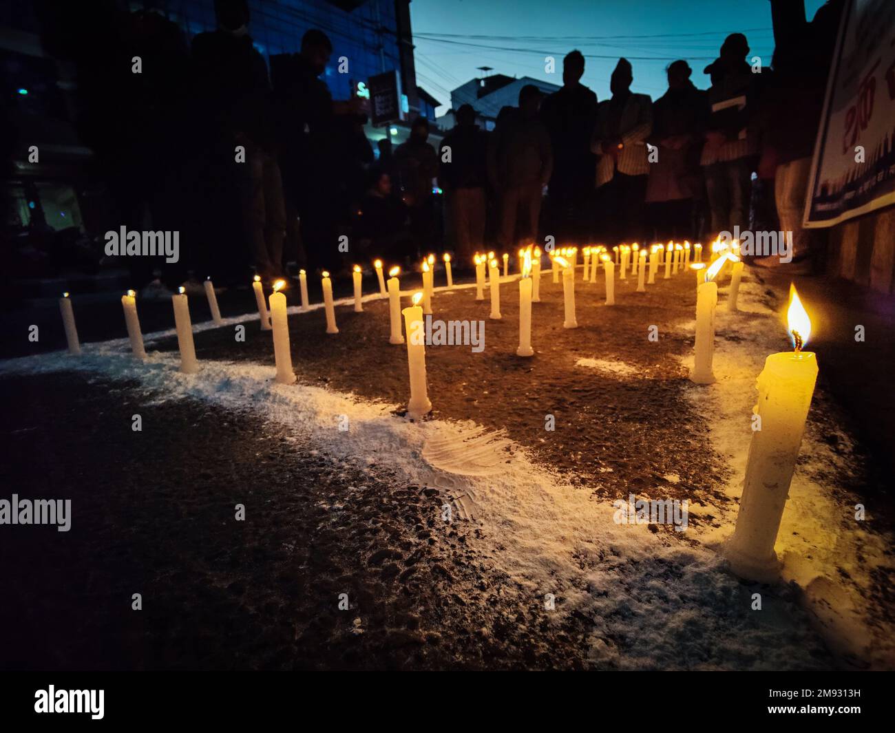 Kathmandu, Bagmati, Nepal. 16th Jan, 2023. I nepalesi partecipano ad una veglia a lume di Kathmandu, Bagmati, Nepal. 16th Jan, 2023. I nepalesi partecipano ad una veglia a lume di