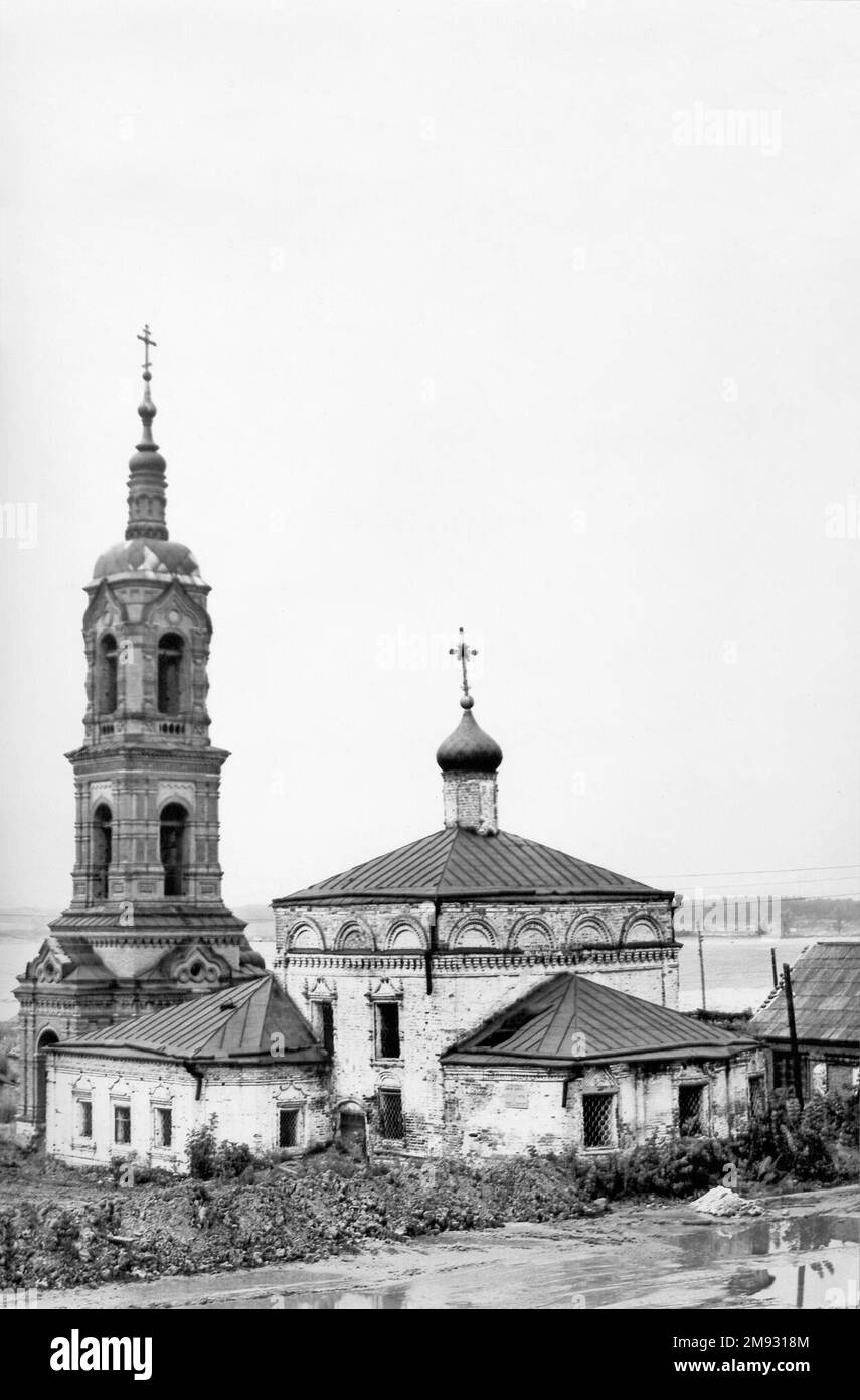 Chiesa dell'esaltazione della Croce: Via Kadykova, Cheboksary, Chuvashia LA CHIESA DELL'esaltazione DELLA CROCE ONESTA DELL'Eterno fu eretta a Cheboksary come chiesa cittadina a spese dei parrocchiani nel 1702 nell'interfluo del Volga e del Kaibulka. Foto Stock