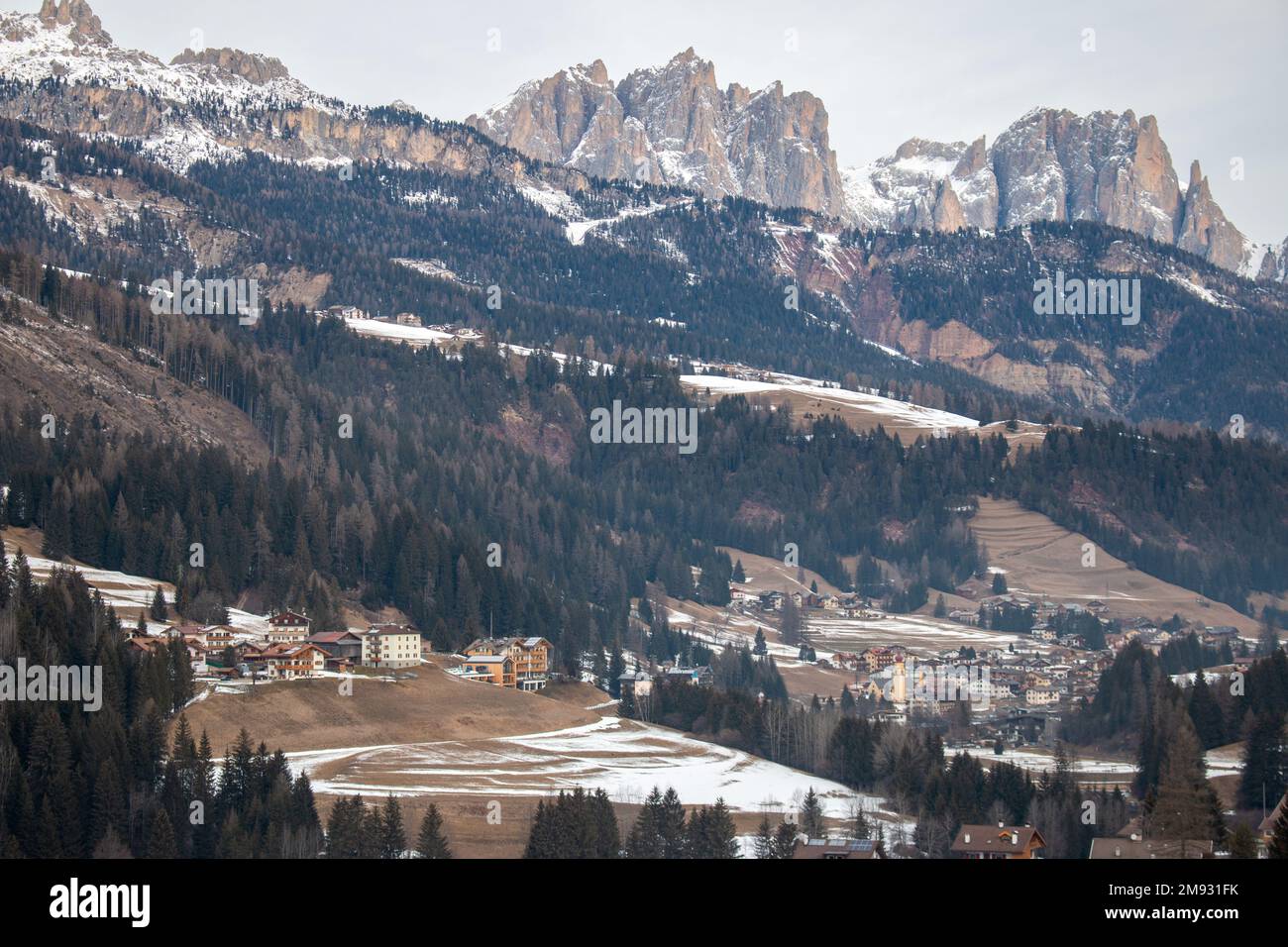 Dolomiti in inverno caldo senza molta neve nel gennaio 2023, Moena, Italia Foto Stock