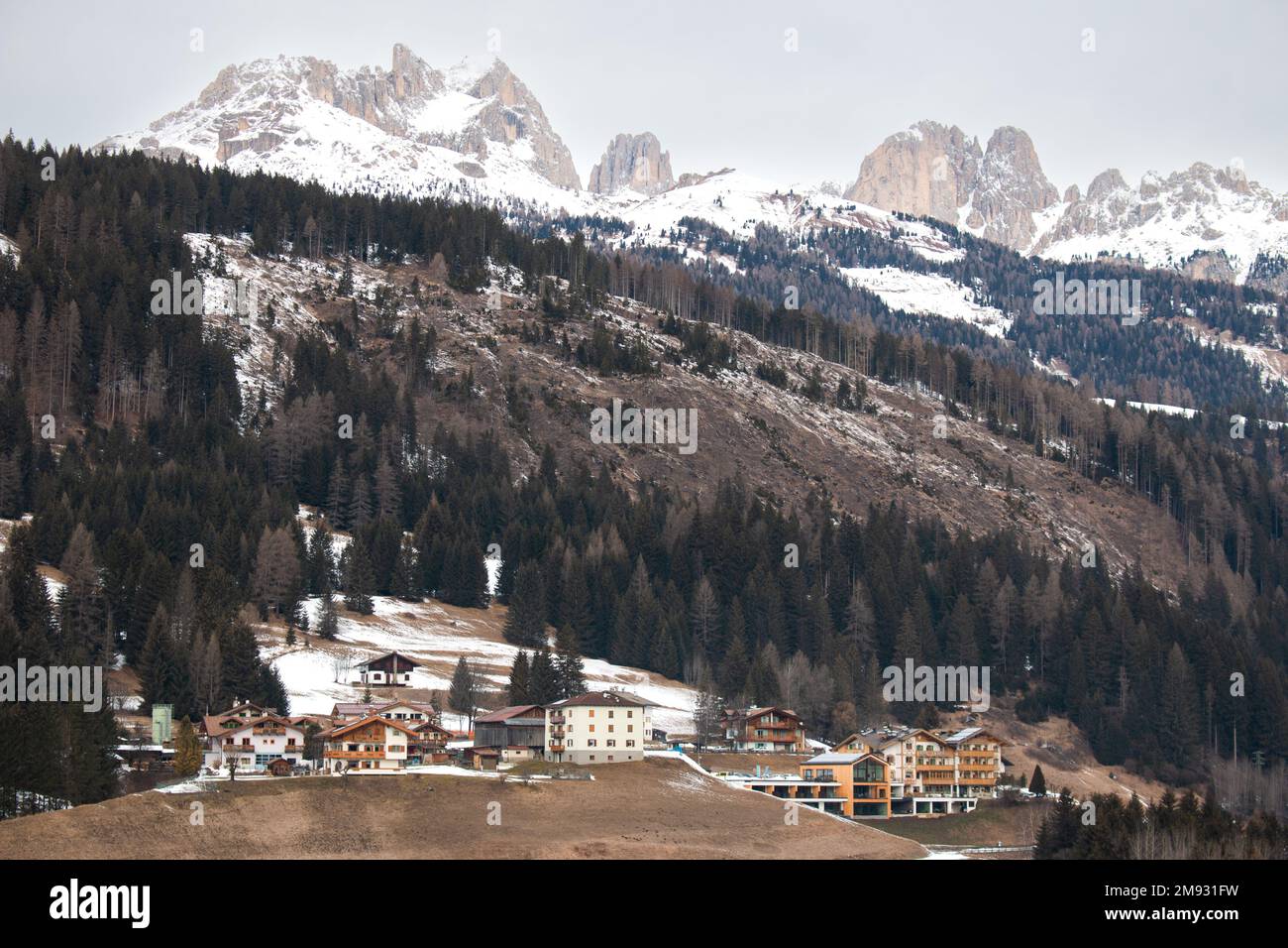 Dolomiti in inverno caldo senza molta neve nel gennaio 2023, Moena, Italia Foto Stock