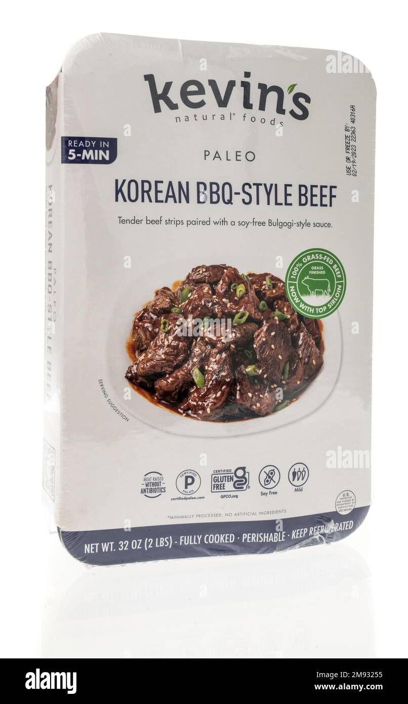 Winneconne, WI - 8 gennaio 2023: Un pacchetto di Kevins cibi naturali paleo coreano stile barbecue di manzo bulgogi su uno sfondo isolato. Foto Stock