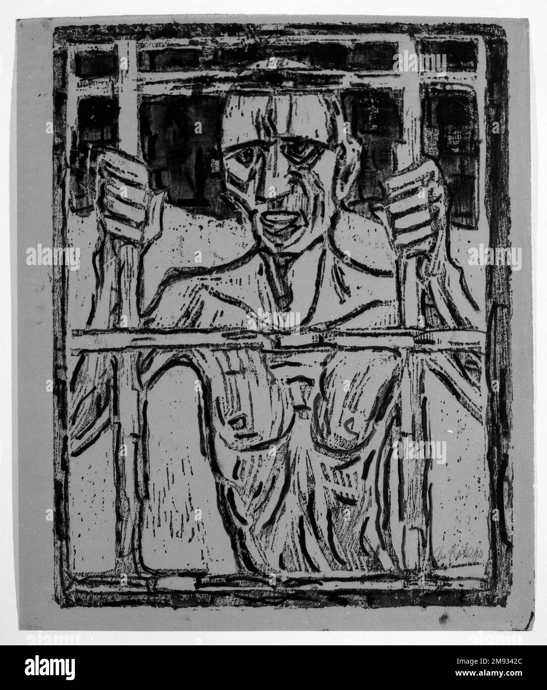 Il prigioniero (Der Gefangene) Christian Rohlfs (tedesco, 1849-1939). The Prisoner (Der Gefangene), 1918. Legno tagliato con acquerello (colorazione a mano) su carta ovata, immagine: 25 x 19 3/4 pollici (63,5 x 50,2 cm). Realizzato nel periodo successivo alla prima guerra mondiale, questo legno di un uomo dietro le sbarre, forse prigioniero di guerra, evoca traumi fisici e psichici. Le linee spesse e frastagliate di Christian Rohlfs enfatizzano il corpo emaciato dell’uomo e la forza con cui afferra le sbarre. Rohlfs morì un anno dopo la famigerata mostra d'arte degenerata di Monaco, in cui i nazisti esponevano opere moderne, tra cui le sue Foto Stock