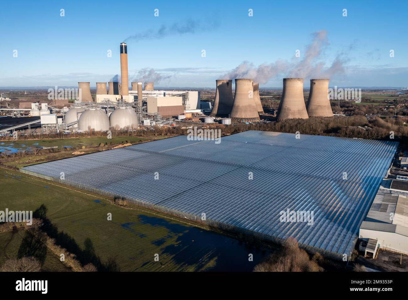 Vista aerea della centrale elettrica Drax vicino a Selby nel North Yorkshire con le serre che utilizzano il calore in eccesso dalla generazione di energia alle serre calde Foto Stock