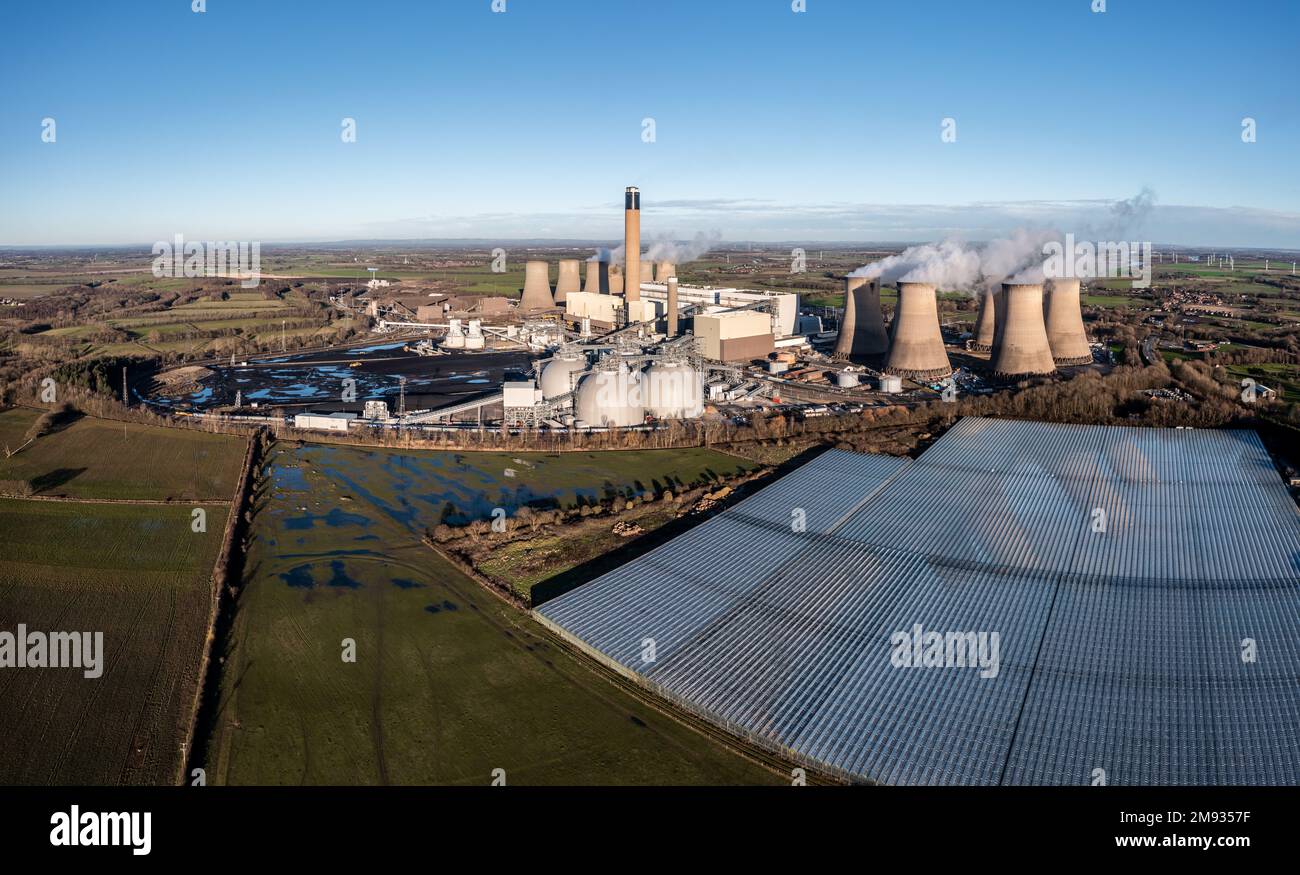 Vista aerea della centrale elettrica Drax vicino a Selby nel North Yorkshire con le serre che utilizzano il calore in eccesso dalla generazione di energia alle serre calde Foto Stock