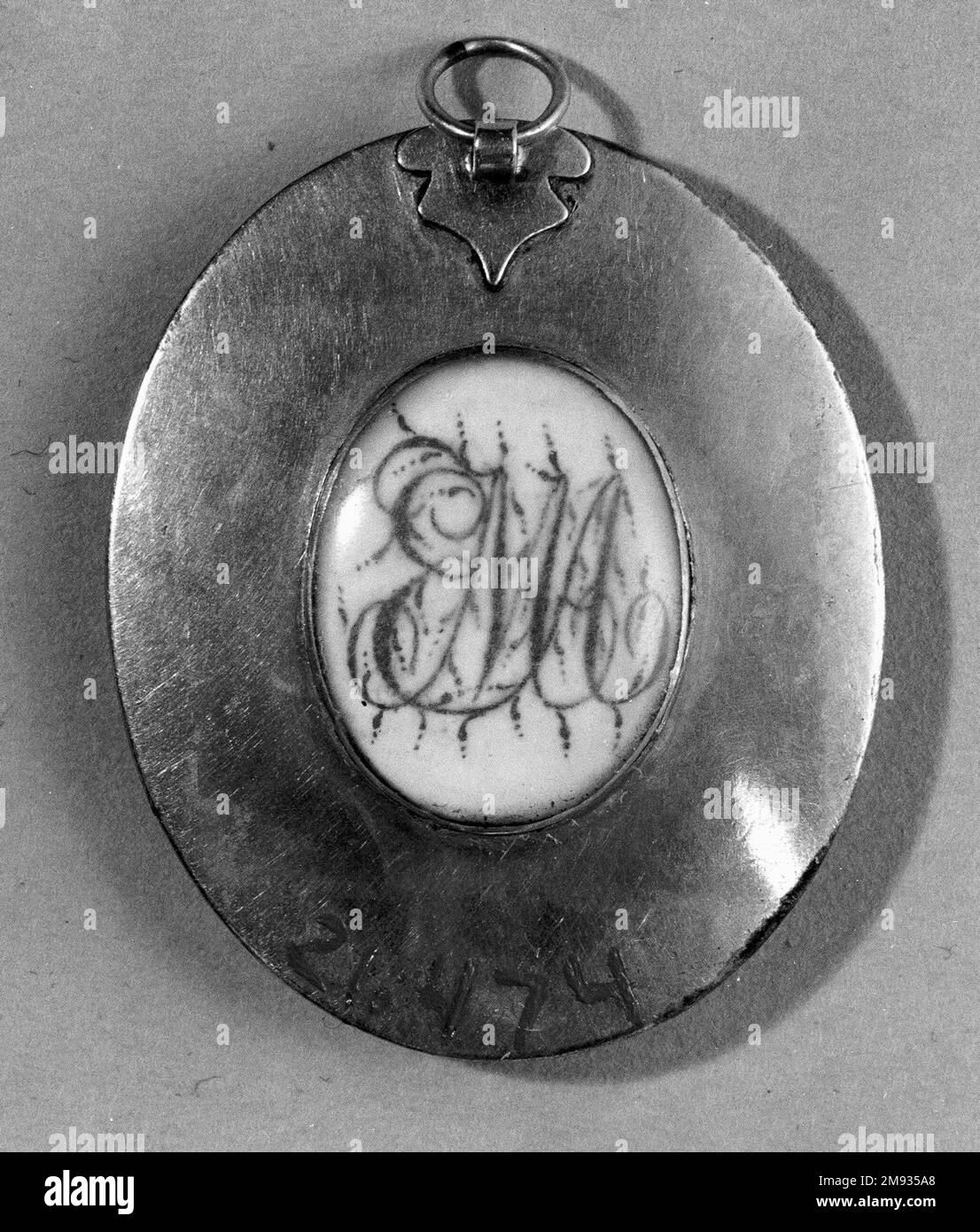 Minatura lutto per 'EA' sconosciuta. Lutto in miniatura per 'EA', ca. 1788. Acquerello e capelli umani in avorio montati in un locket di ottone con lenti in vetro, immagine (recto): 1 5/16 x 1 1/16 pollici (3,3 x 2,7 cm). Arte americana ca. 1788 Foto Stock