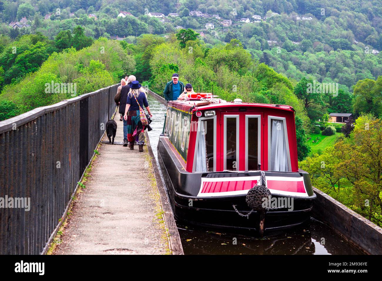 Narrowboat e camminatori sull'acquedotto di Llantysilio, NorthWales Foto Stock