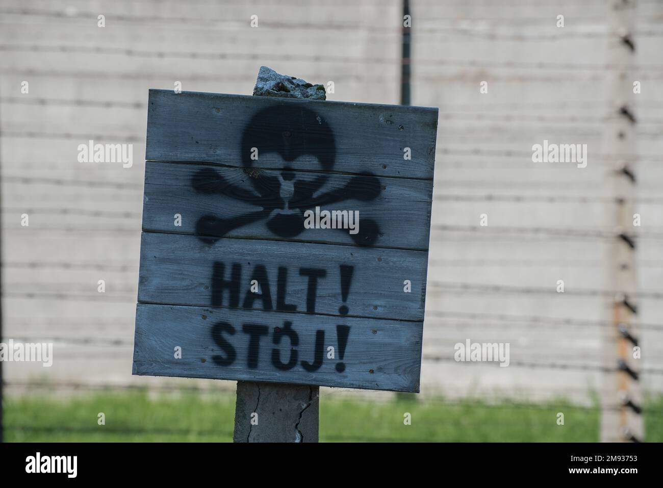 15 2022 giugno: Auschwitz, Polonia. Avvertimento cartello su recinzione elettrificata in campo di concentramento. Qui sono state uccise più di tre milioni di persone Foto Stock