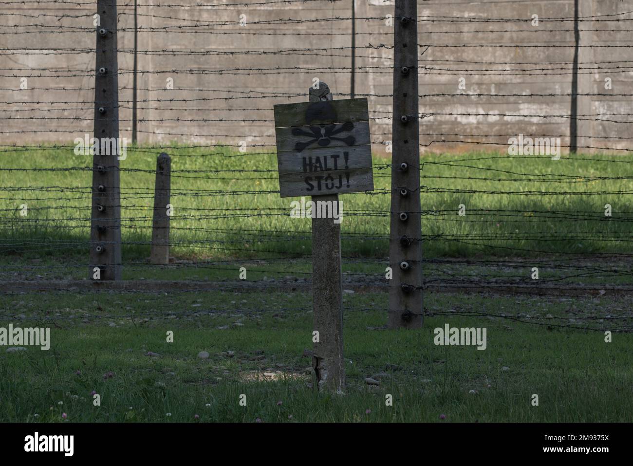 15 2022 giugno: Auschwitz, Polonia. Avvertimento cartello su recinzione elettrificata in campo di concentramento. Qui sono state uccise più di tre milioni di persone Foto Stock