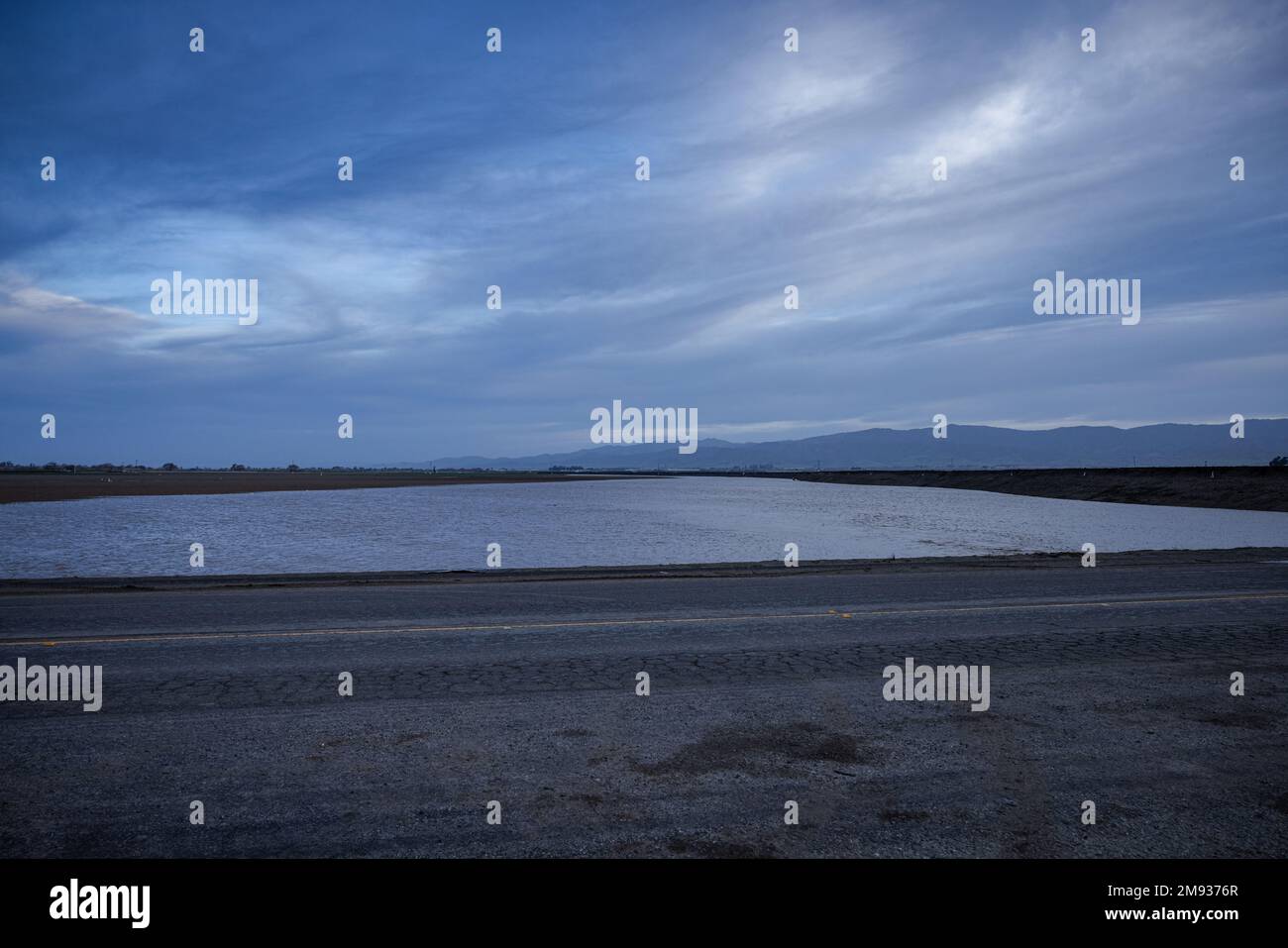 Il fiume Salinas trabocca le sue rive e si allaga nei campi agricoli dopo una serie di eventi fluviali suggestivi in California Foto Stock