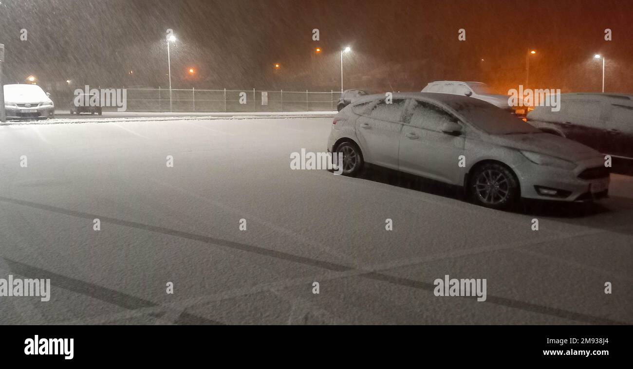 Bantry, West Cork, Irlanda, lunedì 16 gennaio 2023; questa sera è caduta la neve leggera a Bantry. È bloccato a terra, rendendo pericolose le condizioni di guida. Persone che hanno ricordato di utilizzare le luci anabbaglianti e di mantenere una distanza maggiore dall'auto che precede. Neve sul terreno del parcheggio del Bantry General Hospital. Credito; ed/Alamy Live News Foto Stock