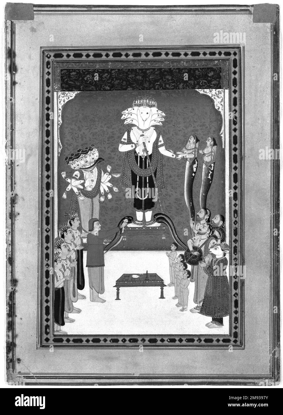Devotions a Nagadevata indiano. Devotions a Nagadevata, ca. 1790. Acquerello opaco e oro su carta, foglio: 11 3/16 x 8 1/16 pollici (28,4 x 20,5 cm). Questo insolito dipinto mostra un gruppo di individui, umani, divini e semi-divini, che adorano una divinità serpente, o naga (con teste di cobra multiple), in un ambiente di tempio. Indiani di varie affiliazioni religiose hanno adorato serpenti fin dai tempi antichi: Velenosi, ma utili perché mangiano roditori, serpenti si pensa che abbiano stretti legami con la terra e il mondo sotterraneo e si crede quindi di meritare la riverenza. Il multi-testa, bianco-sk Foto Stock