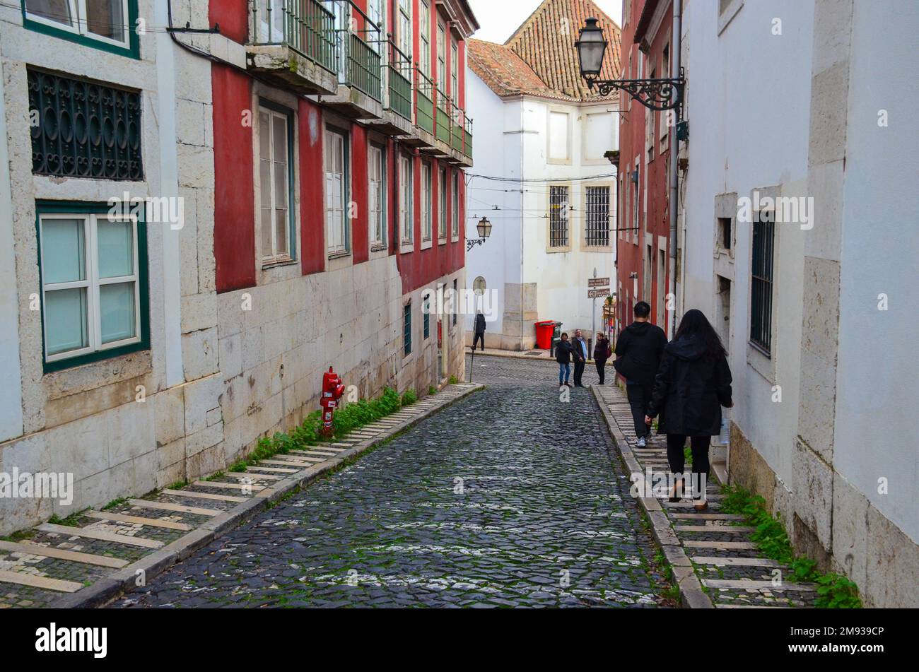 Travessa de Santa Luzia 1 Street view in Alfama District, Lisbona, Portogallo. I turisti e la gente del posto camminano lungo la famosa strada di Lisbona. Novembre 2022. Foto Stock