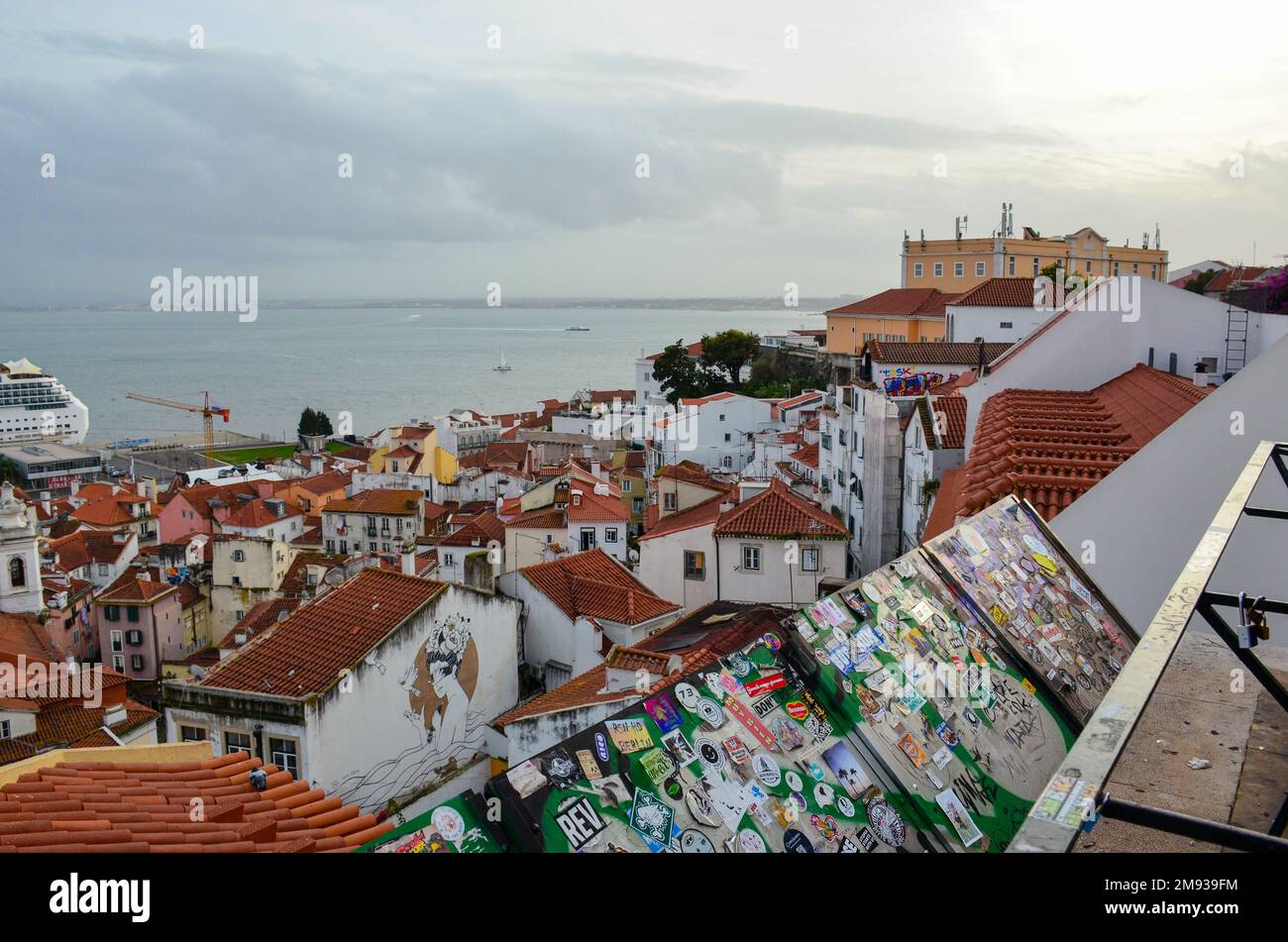 Vista sul tetto della città e del porto delle navi da crociera del quartiere di Alfama a Lisbona, Portogallo. Porto delle navi da crociera di Lisbona Jardim do Tabaco Quay. Novembre 2022. Foto Stock