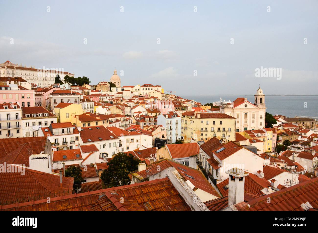 Vista sul tetto della città e del porto delle navi da crociera del quartiere di Alfama a Lisbona, Portogallo. Porto delle navi da crociera di Lisbona Jardim do Tabaco Quay. Novembre 2022. Foto Stock