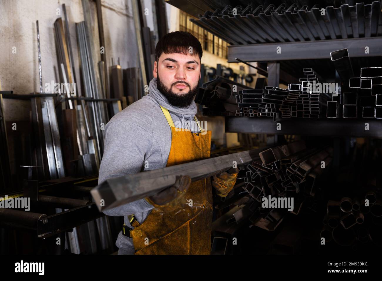 Fabbro preparare tubi sagomati per il taglio Foto Stock