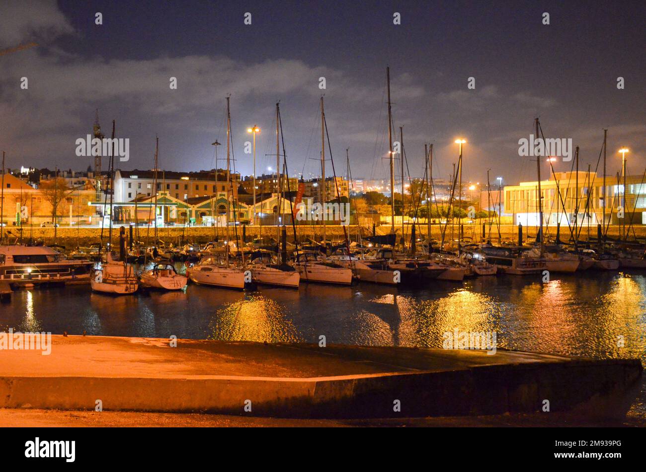 La Bom Sucesso Marina nel distretto di Belem. Marina a Lisbona Portogallo di notte. Novembre 2022. Foto Stock
