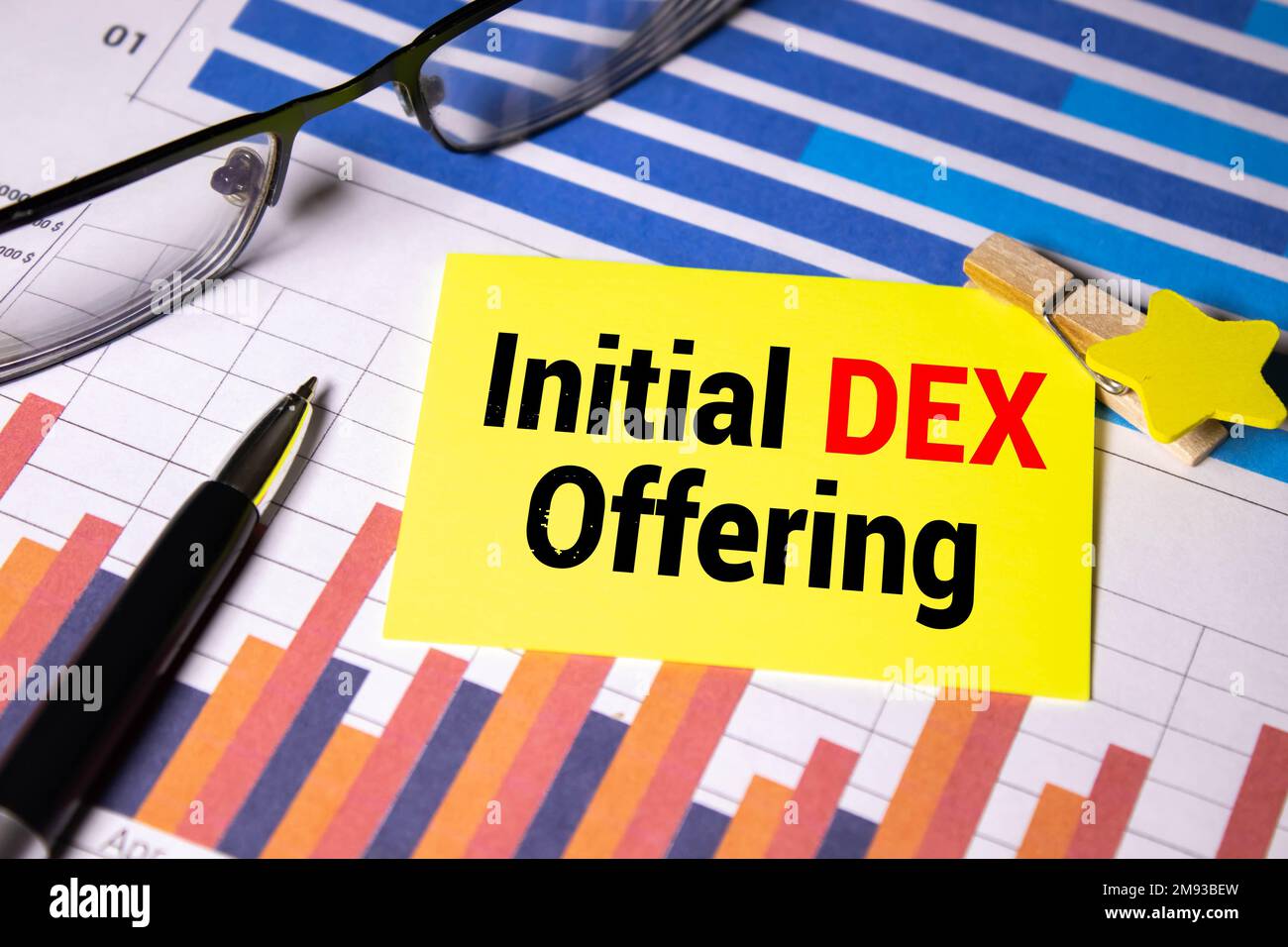 Simbolo Bitcoin in piedi di fronte al futuristico. Offerta DEX iniziale Foto Stock