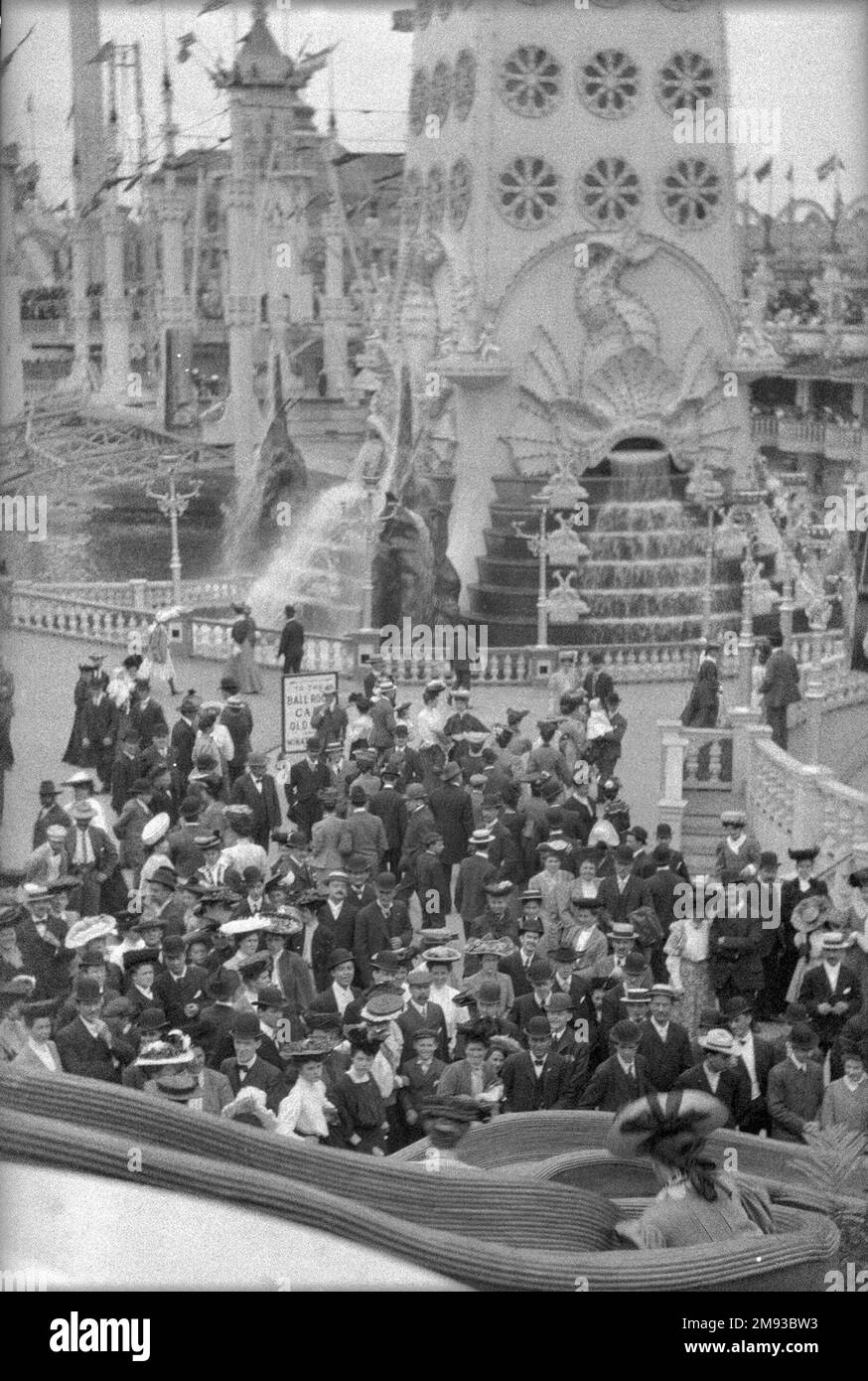 Luna Park, Coney Island Eugene Wemlinger. Luna Park, Coney Island, 1909. Nitrato di cellulosa negativo, 3 1/2 x 5 1/2 poll. (8,9 x 14 cm). L'Helter Skelter era uno scivolo gigante molto popolare, solo per adulti. Da una torre di cinquanta piedi, la gente calava giù per lo scivolo su piccoli tappeti, gonne volanti, al divertimento delle masse raccolte a terra. Da notare la base della torre di duecento metri del Luna Park, accanto alla laguna sullo sfondo. Coperto da migliaia di luci elettriche, ha cambiato costantemente i colori ed era un'attrezzatura di Coney Island notturna. 1909 Foto Stock