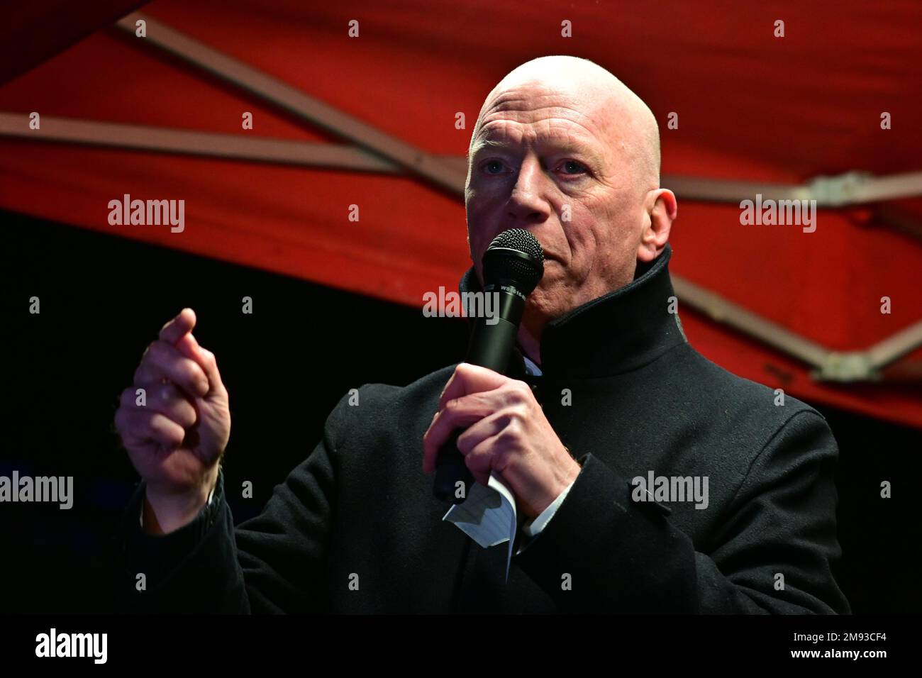 Downing Street, gennaio 16 2023. Londra, Regno Unito. Altoparlante Matt Wrack, FBU presso gli unioni i lavoratori, e lavoratori di classe inferiore difendere il diritto di sciopero e la destra. Protesta per un salario vivente da un governo che cerca di usare divide & governare & razzismo per dividere la nostra resistenza. Credit: Vedi li/Picture Capital/Alamy Live News Foto Stock