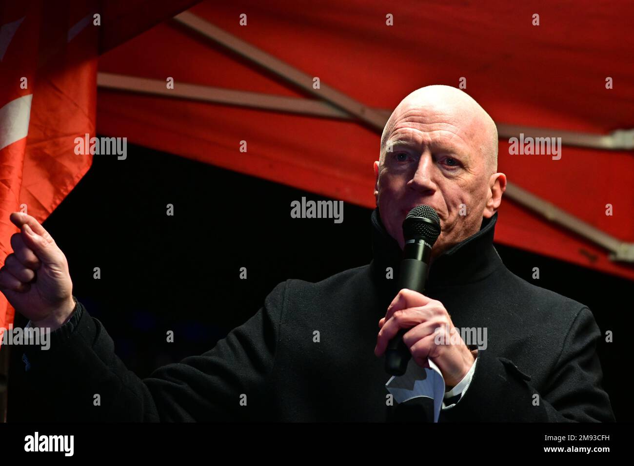 Downing Street, gennaio 16 2023. Londra, Regno Unito. Altoparlante Matt Wrack, FBU presso gli unioni i lavoratori, e lavoratori di classe inferiore difendere il diritto di sciopero e la destra. Protesta per un salario vivente da un governo che cerca di usare divide & governare & razzismo per dividere la nostra resistenza. Credit: Vedi li/Picture Capital/Alamy Live News Foto Stock