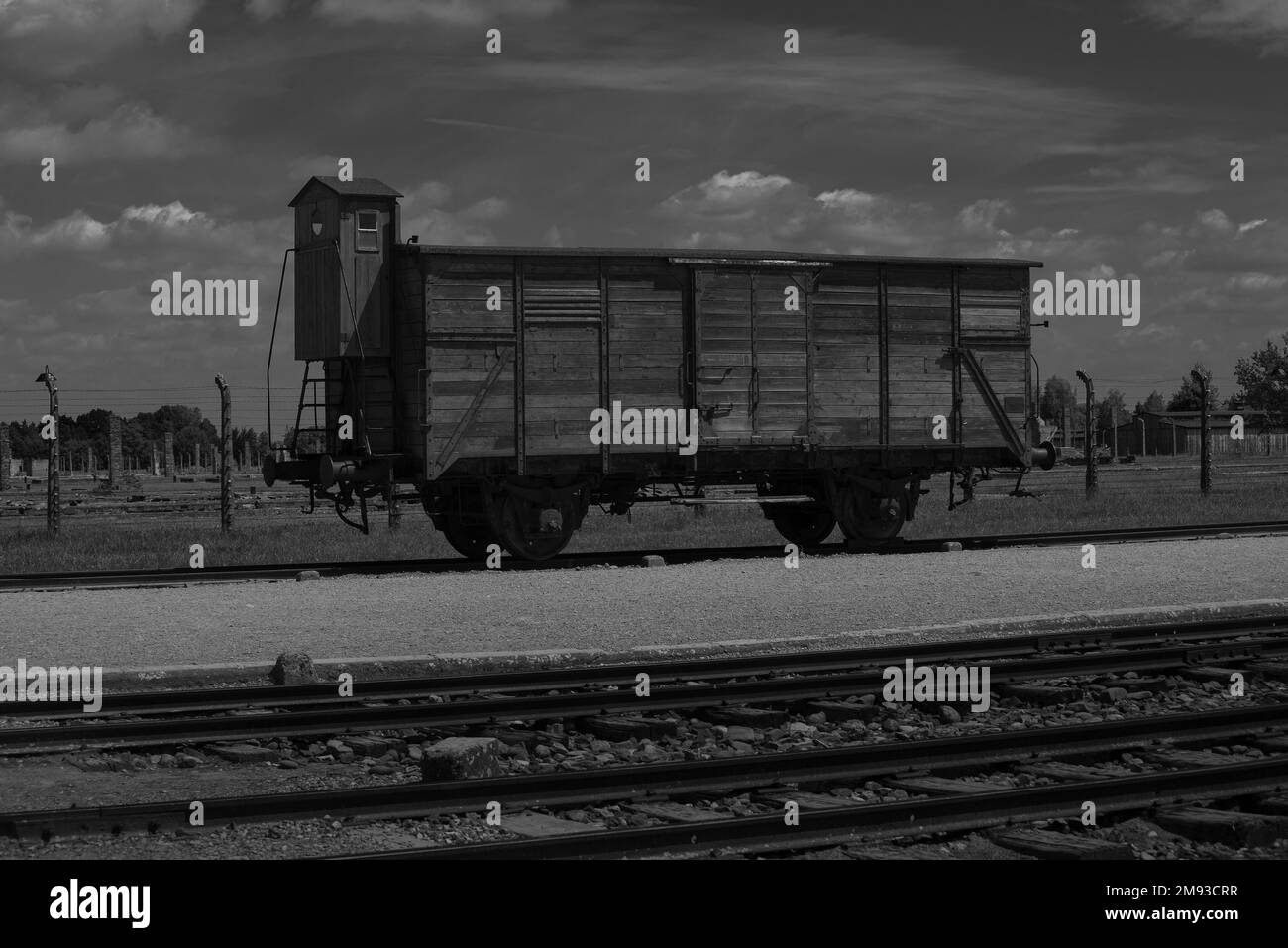 Oswiecim, Polonia - 15 giugno 2022 campo di concentramento di Auswitz. Vagone ferroviario di legno nella ferrovia del campo per il trasferimento dei prigionieri a Birkenau. Foto Stock