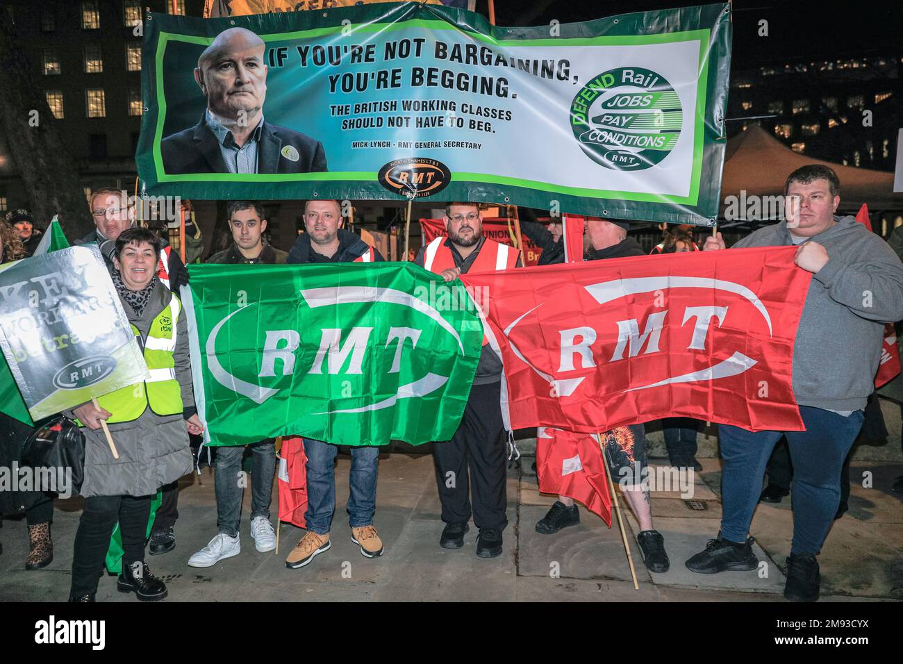 Londra, Regno Unito. 16th Jan, 2023. Membri RMT con banner e cartelloni. I manifestanti e i relatori si riuniscono di fronte a Downing Street per la demo di emergenza "Protect the Right to Strike", tra cui i membri della RMT, TUC, abbastanza è sufficiente Regno Unito, i lavoratori della NHS dicono DI NO e altre organizzazioni attualmente coinvolte nei piani per l'azione di sciopero. Credit: Imageplotter/Alamy Live News Foto Stock