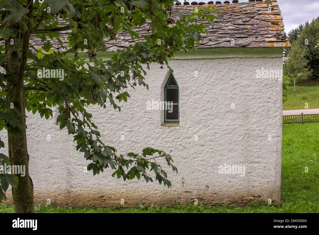 Vista laterale di una piccola chiesa bianca nella campagna della Galizia Foto Stock