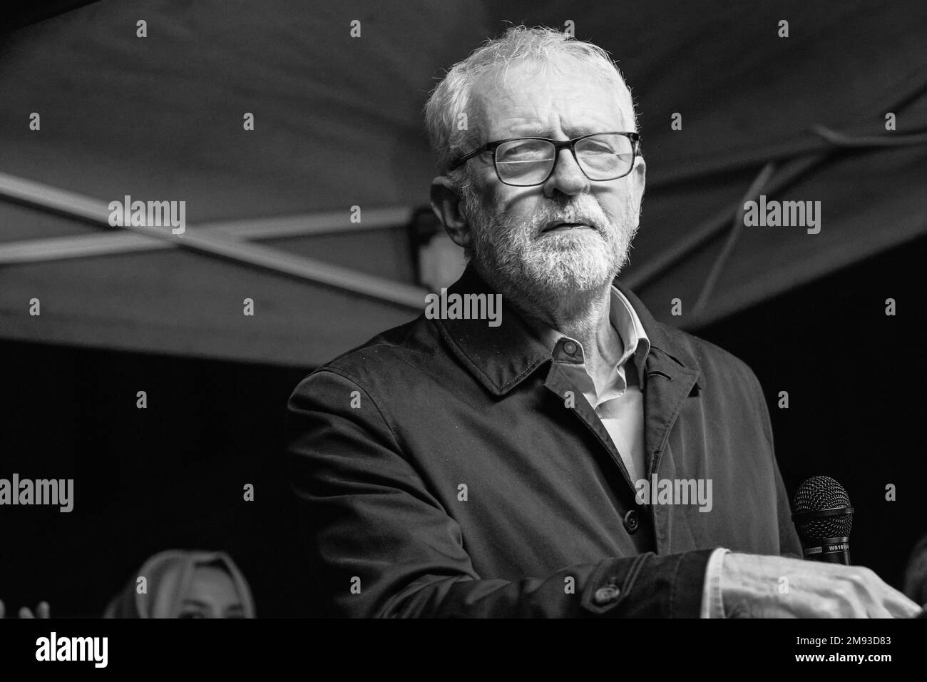Londra, Regno Unito. 16th Jan, 2023. Jeremy Corbyn, MP, ex leader del partito laburista, sul palco. I manifestanti e i relatori si riuniscono di fronte a Downing Street per la demo di emergenza "Protect the Right to Strike", tra cui i membri della RMT, TUC, abbastanza è sufficiente Regno Unito, i lavoratori della NHS dicono DI NO e altre organizzazioni attualmente coinvolte nei piani per l'azione di sciopero. Credit: Imageplotter/Alamy Live News Foto Stock