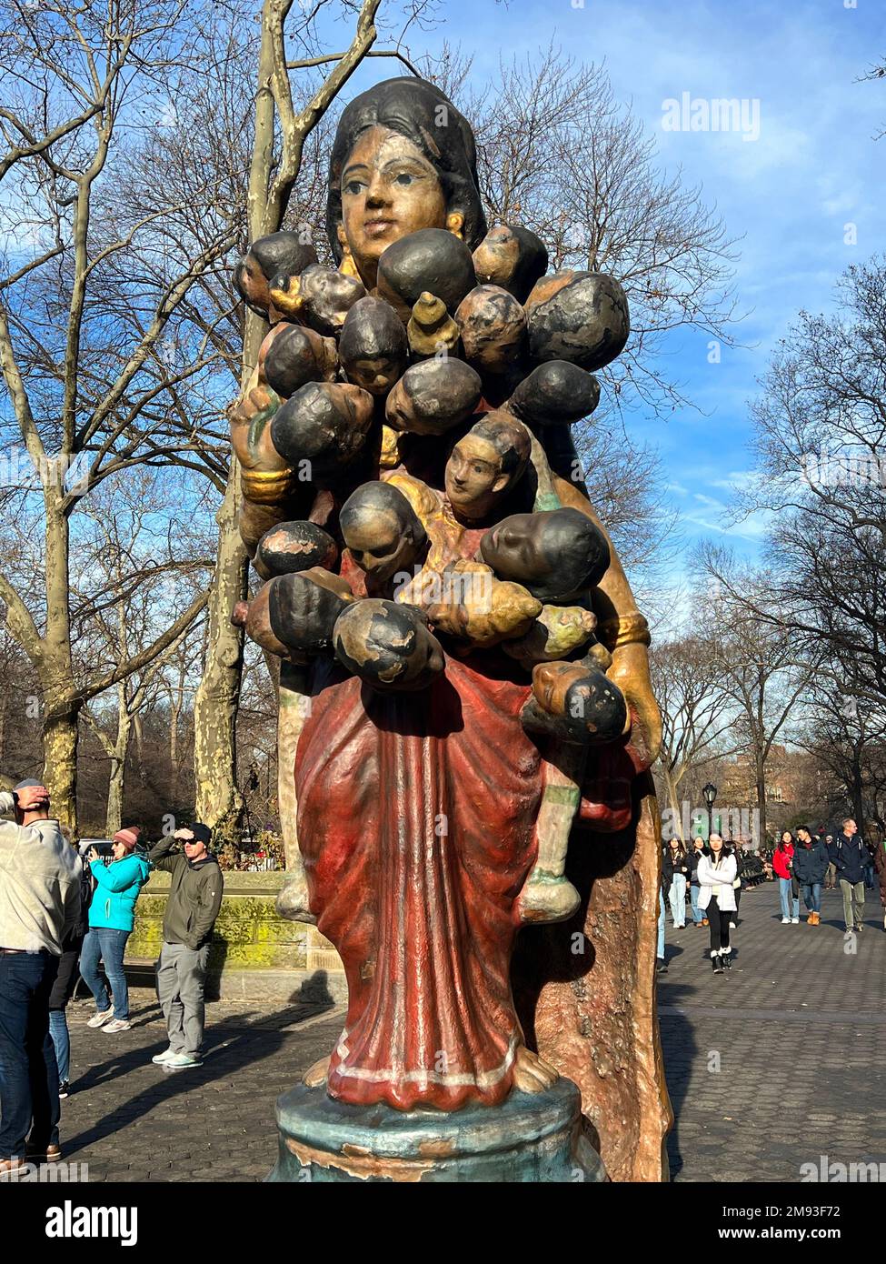 Antenato: Con Bharti Kher (1969, Londra) collega Nuova Delhi e N.Y. Città con i quasi 18ft. scultura in bronzo, figura motrher universale. Viene visualizzato all'ingresso di Central Park vicino alla 5th Avenue e alla 59th Street. Foto Stock