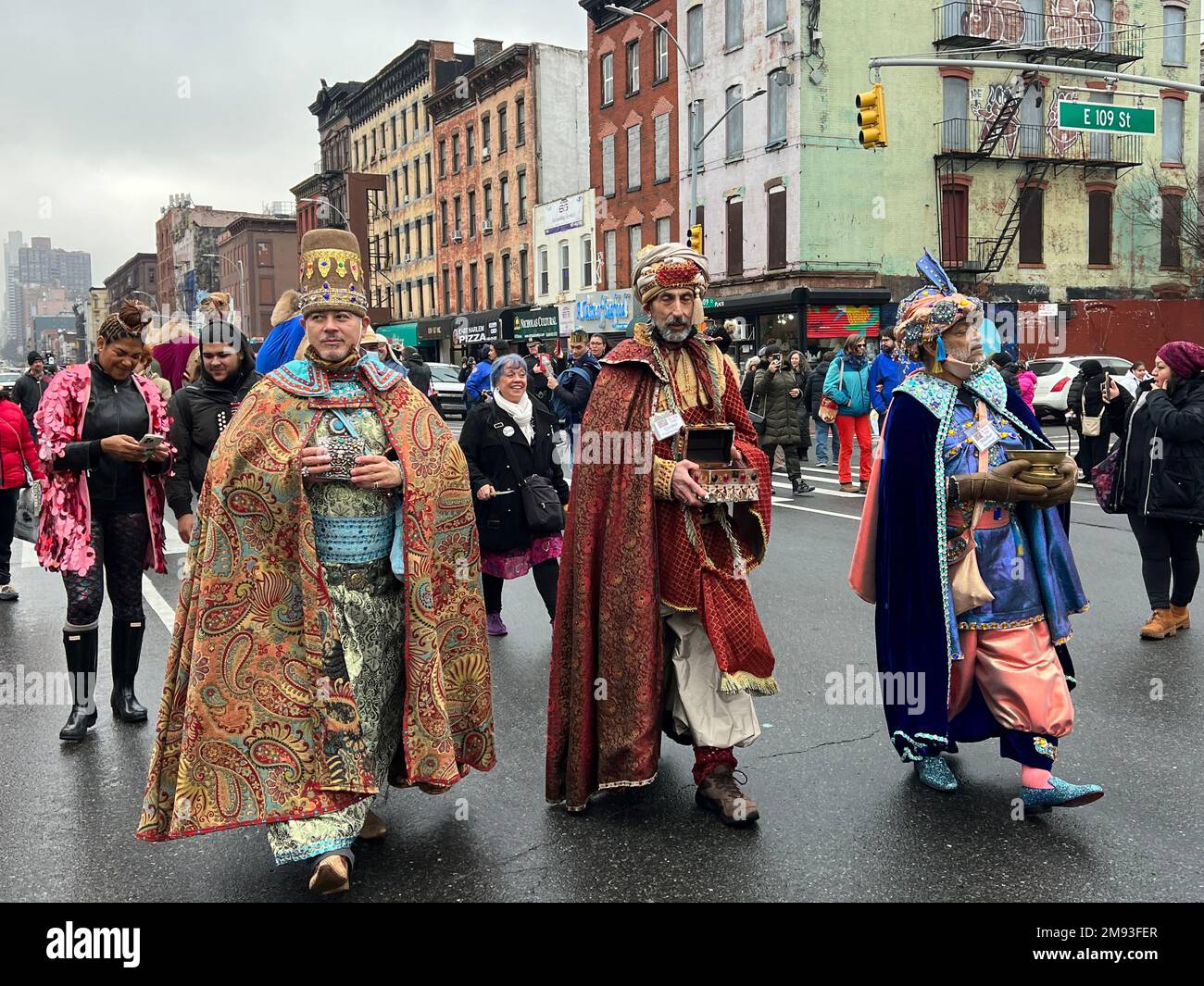 2023 Three Kings Parade lungo la 3rd Avenue di Harlem, ospitata da El Museo del Barrio, la principale istituzione culturale del Latino di New York. Maria, Giuseppe e il bambino Gesù con la Stella di Betlemme e i tre Re camminano nella parata. Foto Stock