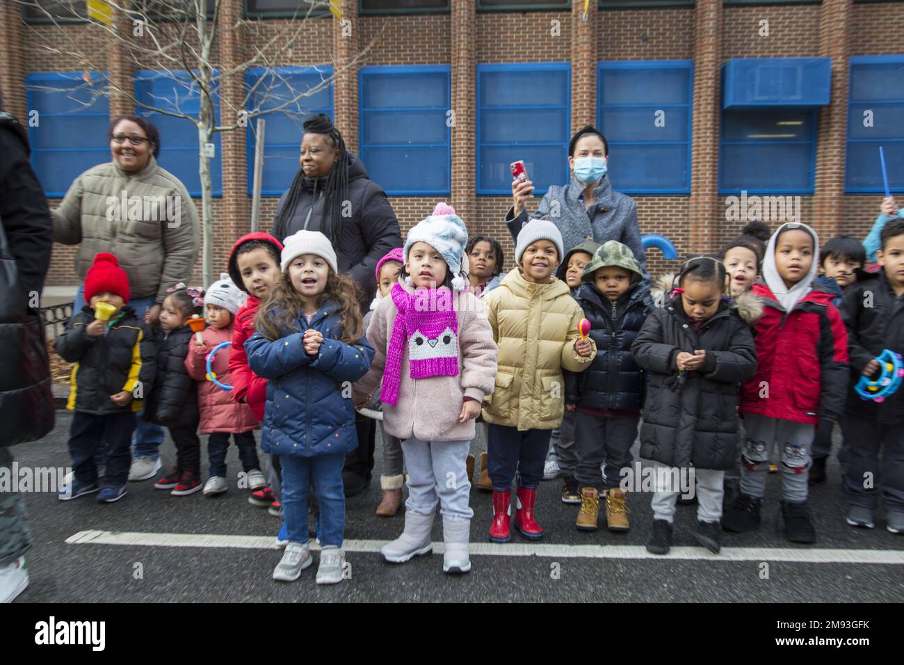 I bambini delle scuole locali assistono alla 2023 Three Kings Day Parade lungo la 3rd Avenue di Spanish Harlem, ospitata da El Museo del Barrio, la principale istituzione culturale del Latino di New York. Uno dei grandi burattini artistici del Museo del Barrio che ogni anno conducono la sfilata. Foto Stock